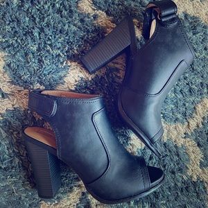 Leila Stone Open toes and back booties